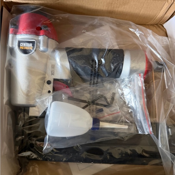 Red and Black 18 Gauge 2-in-1 Air Nailer/Stapler - Picture 3 of 6